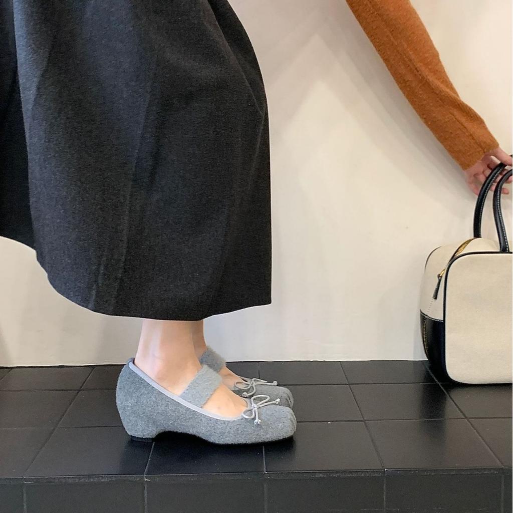2025 Autumn and Winter New Square Head Shallow Mouth with Woolen Bow Inner Slope Heel Commuter Work Women's Single Shoes