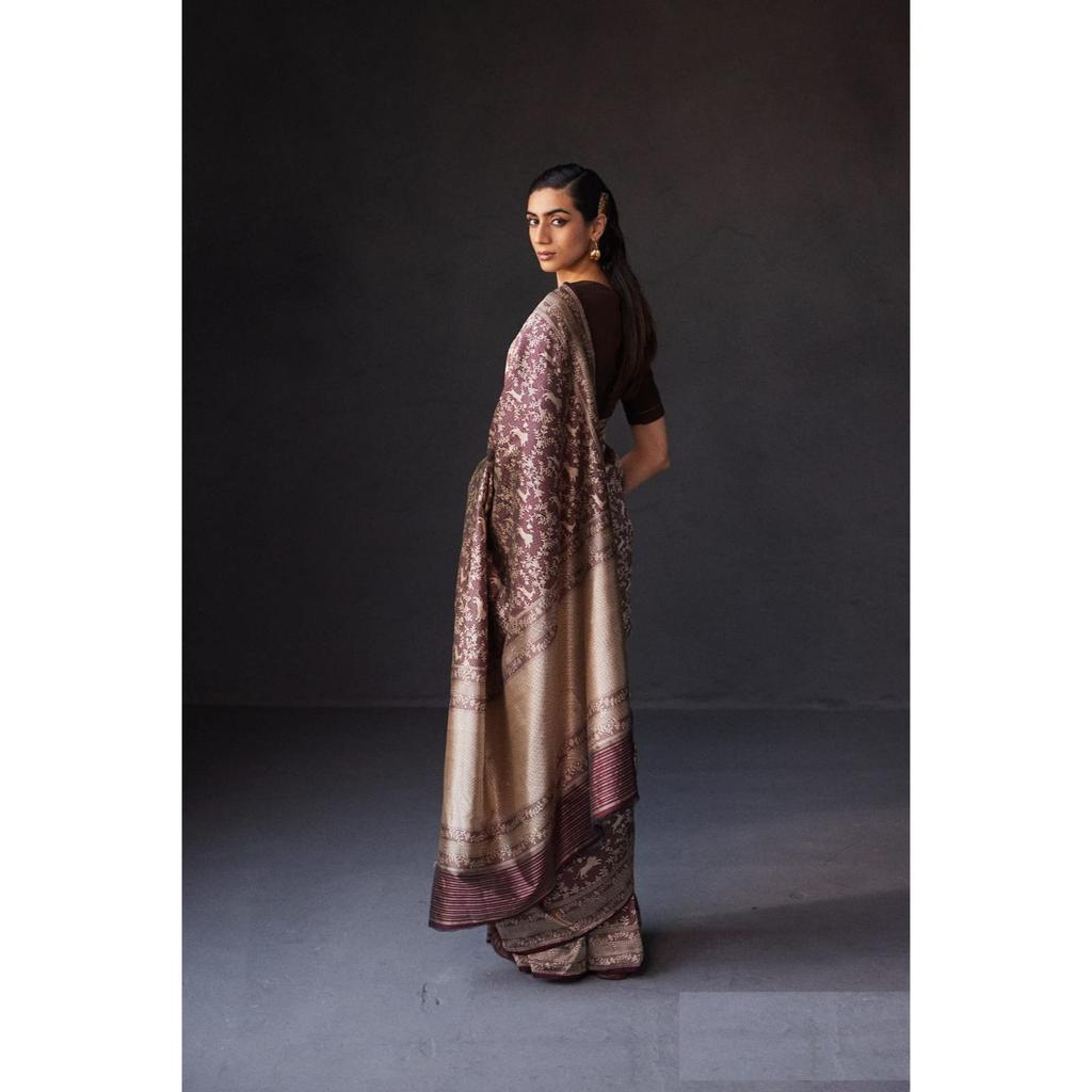 Kanchipattu Silk Saree Concept with All Over Exquisite Weaves In the Saree. Along with Contrast Weaving Border Design.