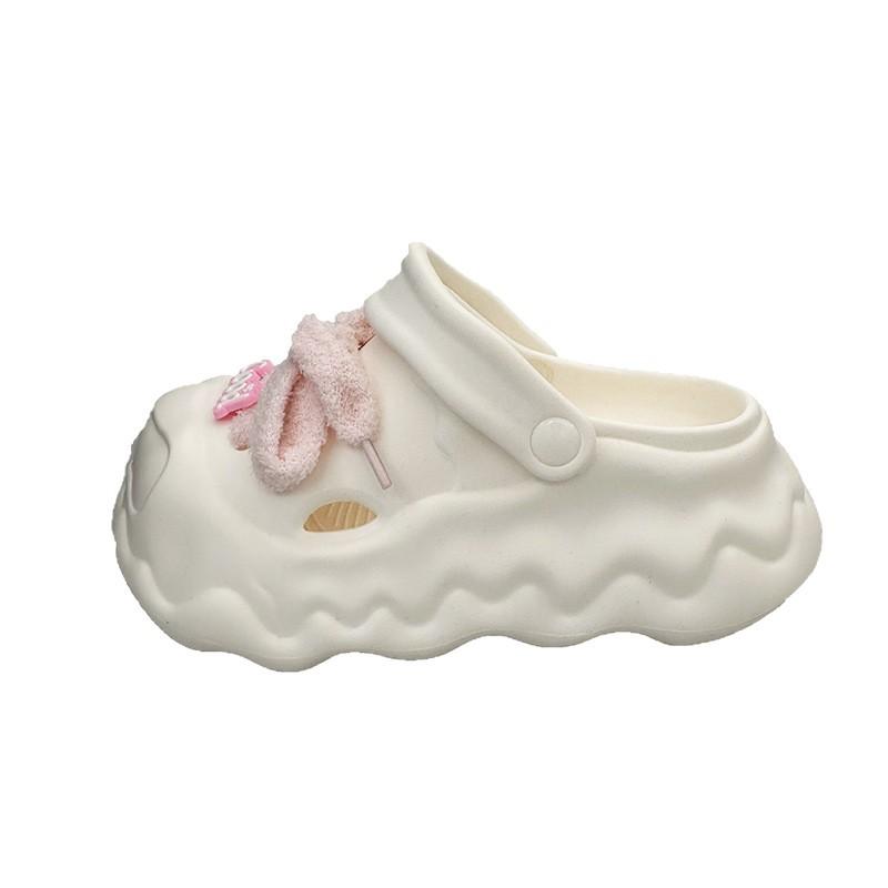 Nischendesign Lochschuhe für Damen 2025 neue Sommerbekleidung dicke Sohlen zur Erhöhung der Körpergröße zwei Damen mit Taschenkopf coole Hausschuhe