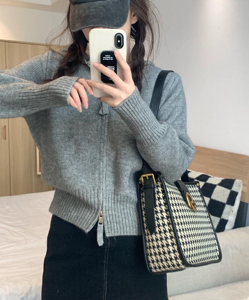 Grå strikket cardigan med hette og glidelås for kvinner – Ren og sexy stil, høstkort genser-topp