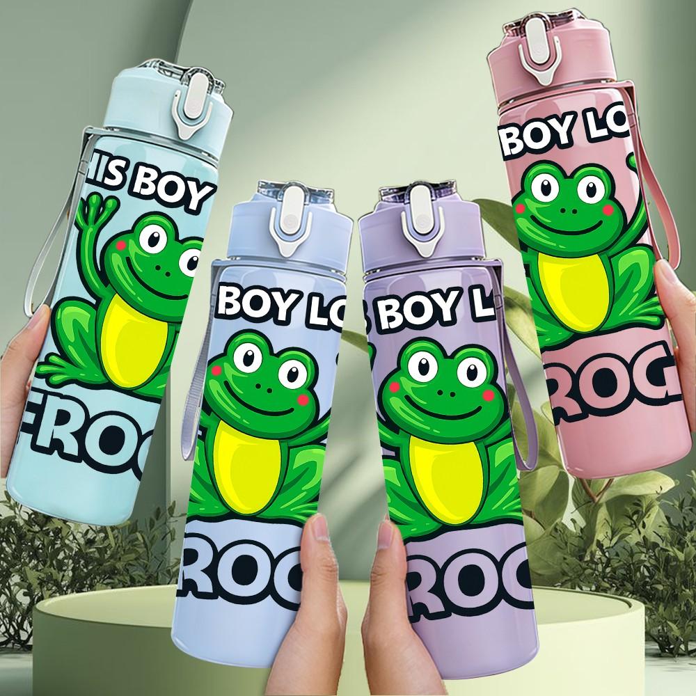 1PC This Boy Loves Frogs Cartoon Print 750ml Color Plastic Sports Water Bottle Leakproof Flip Straw Lid Suitable for Sports Office Home Use