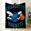 Un frelon de dessin animé dribblant un ballon de basket avec le texte « Charlotte Hornets ». couverture quatre saisons jeté pause déjeuner cadeau
