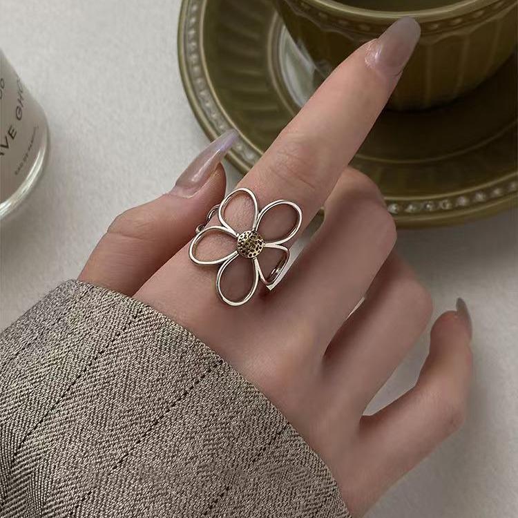 Exaggerated Daisy Flower Ring: Women's High-End, Versatile Open Finger Fashion Accessory