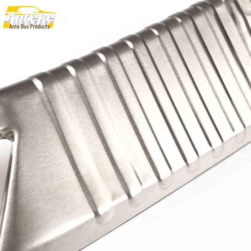 Saab X35 Tylna Płyta Ochronna: Ochraniacz klapy bagażnika ze stali nierdzewnej z ozdobną jasną listwą