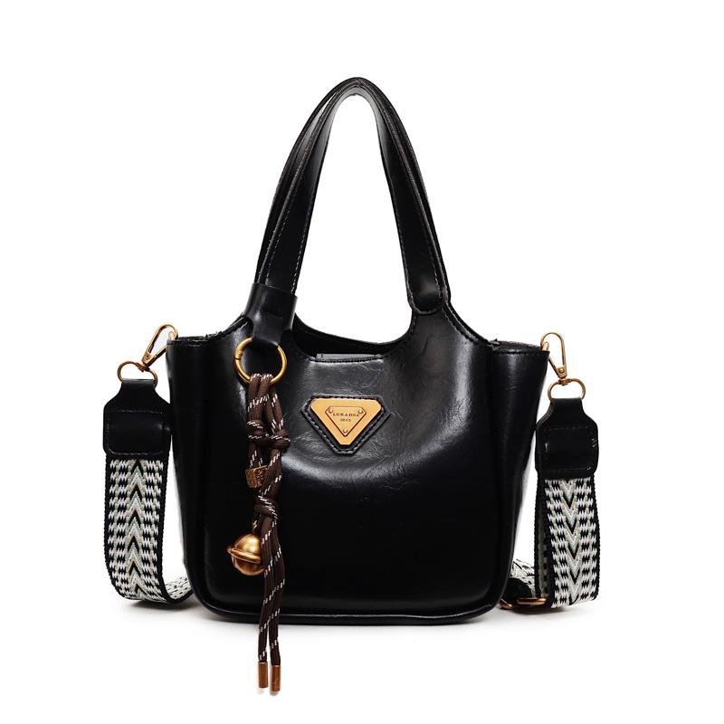 

Retro portable bucket bag women s new autumn and winter shoulder bag premium texture niche messenger bag чорний