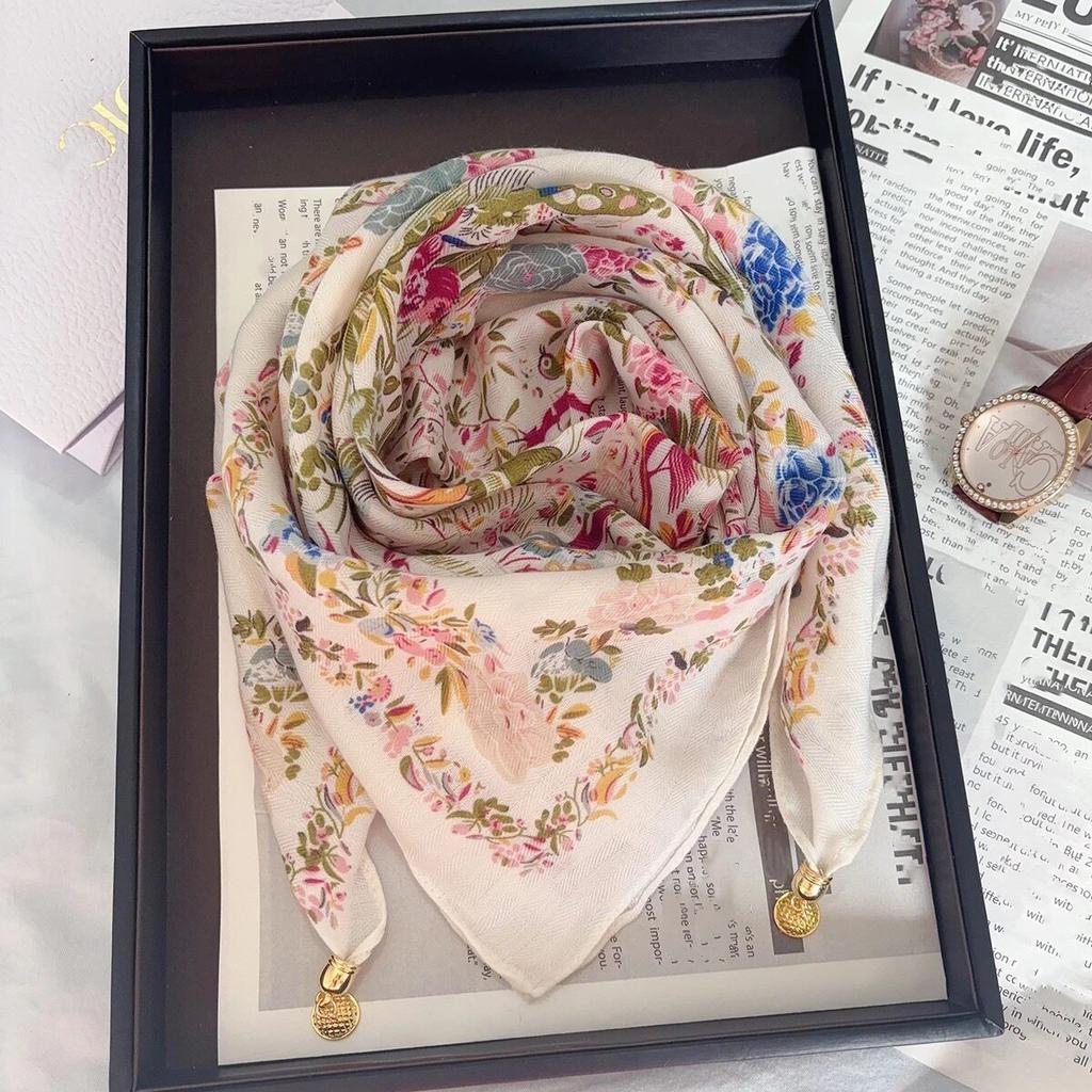 Xiaoxiangfeng new foreign air magnetic buckle scarf high-end triangular scarf versatile neck protection scarf printed windproof square scarf