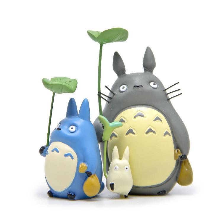 Handgefertigtes Cartoon Totoro Spielzeug mit Blattmuster für Bürodekoration und als Geschenk
