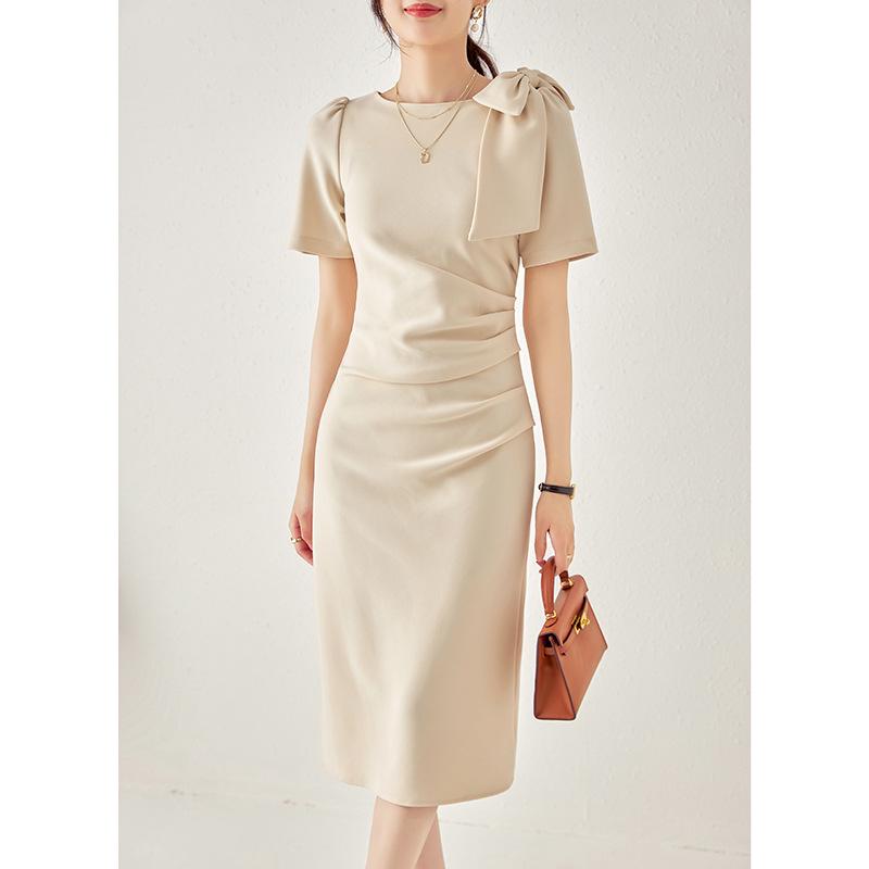 Elegantes Rundhalskleid mit Schleife und Falten