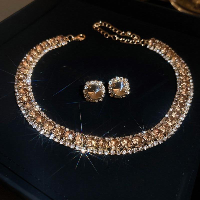 Quadratisches Ohrstecker- und Halsketten-Set mit Diamanten - ein schickes, luxuriöses und hochwertiges zweiteiliges Set mit exquisiter Eleganz
