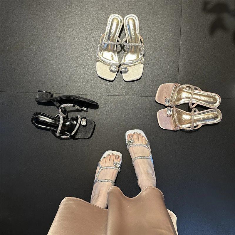 In the Summer of 2025, the New Gemstone Rhinestone Belt Cover Toe Middle Heel Sandals Are Popular Among Internet Celebrities, Fashionable and Versatil