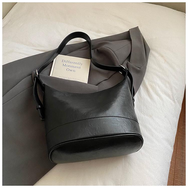 Retro temperament 2025 new daily commuting versatile shoulder messenger tote bag soft leather casual binaural bucket bag