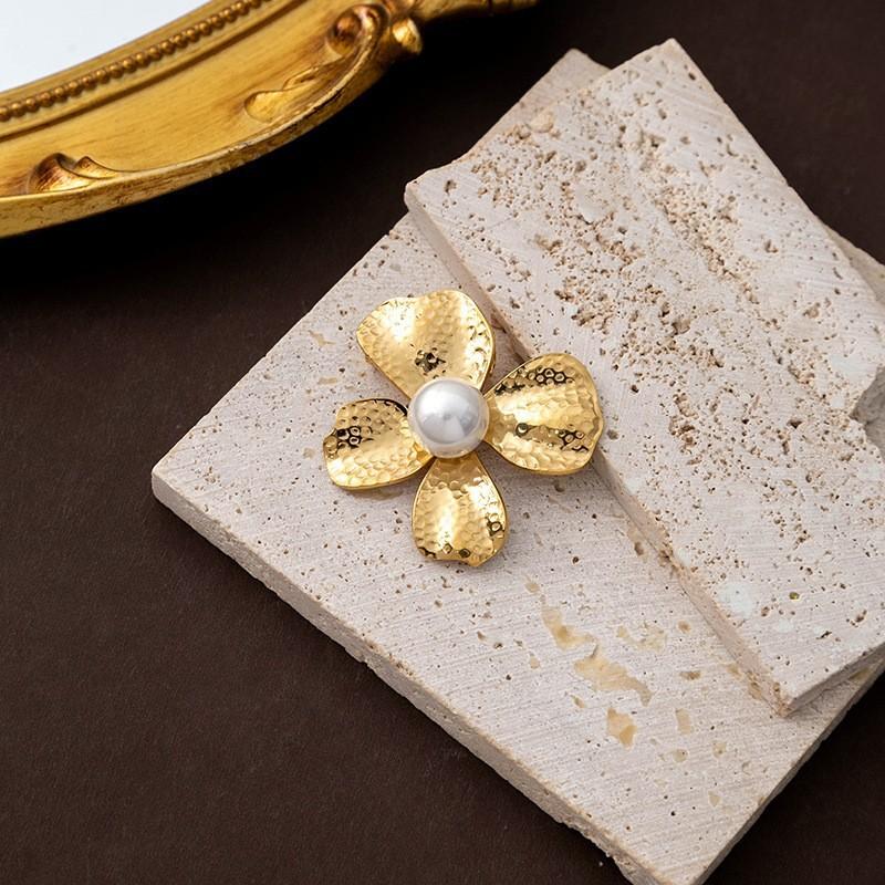 Retro Metal Four-Leaf Clover Brooch, Ancient Style Original Light Luxury Versatile Pearl Creative Accessories