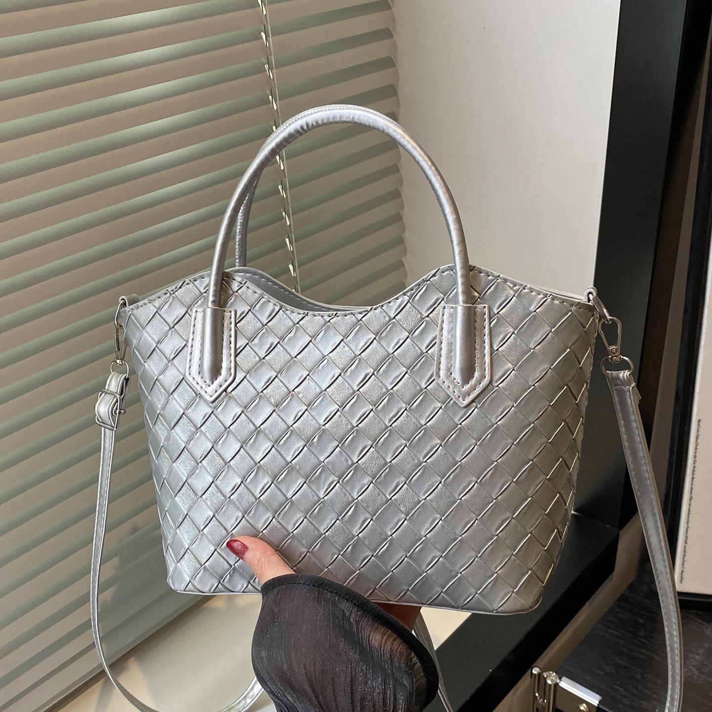 

Cowhide woven bag vegetable basket bag women s bag 2025 new niche handbag retro shoulder messenger bag small tote bag серебряный