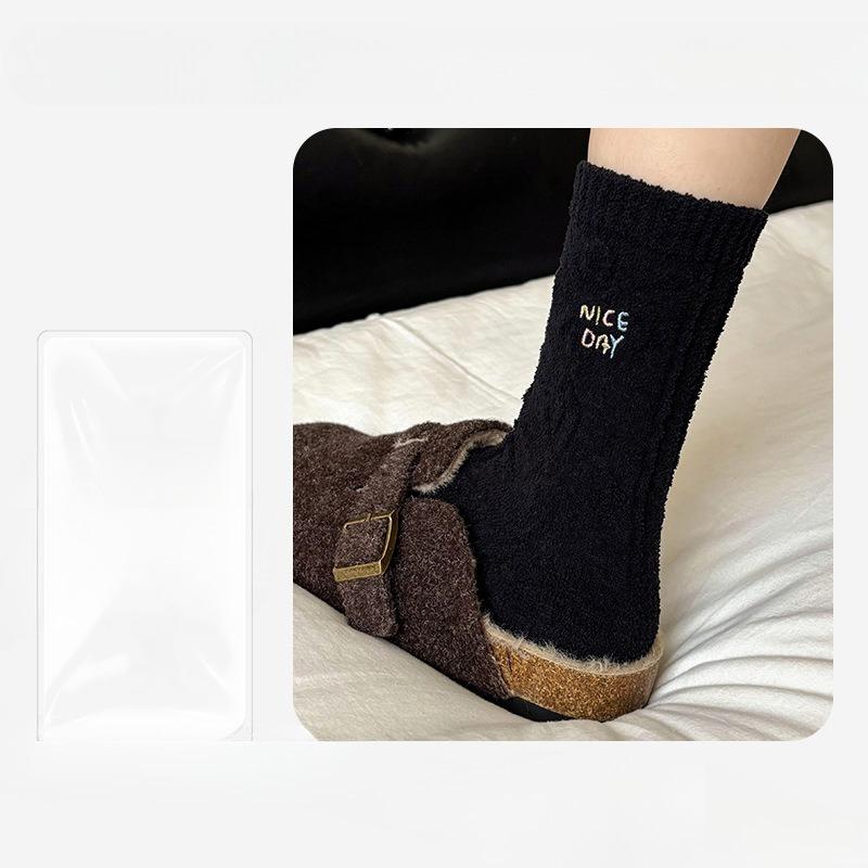 

Женские осенне-зимние новые милые мультяшные вышитые носки-гольфы с перекрутом 1 pair чёрный