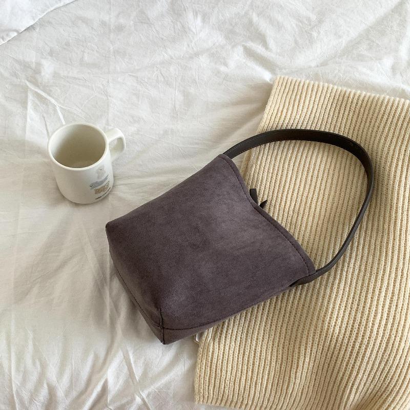 

Retro cylinder suede bag, autumn and winter new large-capacity bucket bag, women s suede shoulder armpit bag