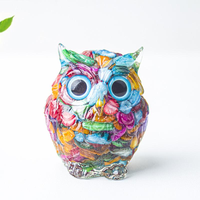 Uil als bureaudecoratie van kristalhars met glinsterende steentjes, ideaal als cadeau voor thuis of op kantoor.