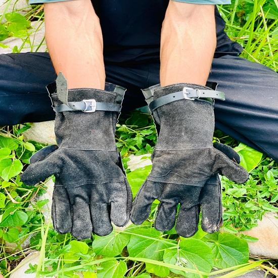 40.64 cm Medieval Knight Nazgul Gothic Gauntlet Gloves Pair Dark Blackened Gloves Best Halloween Gift