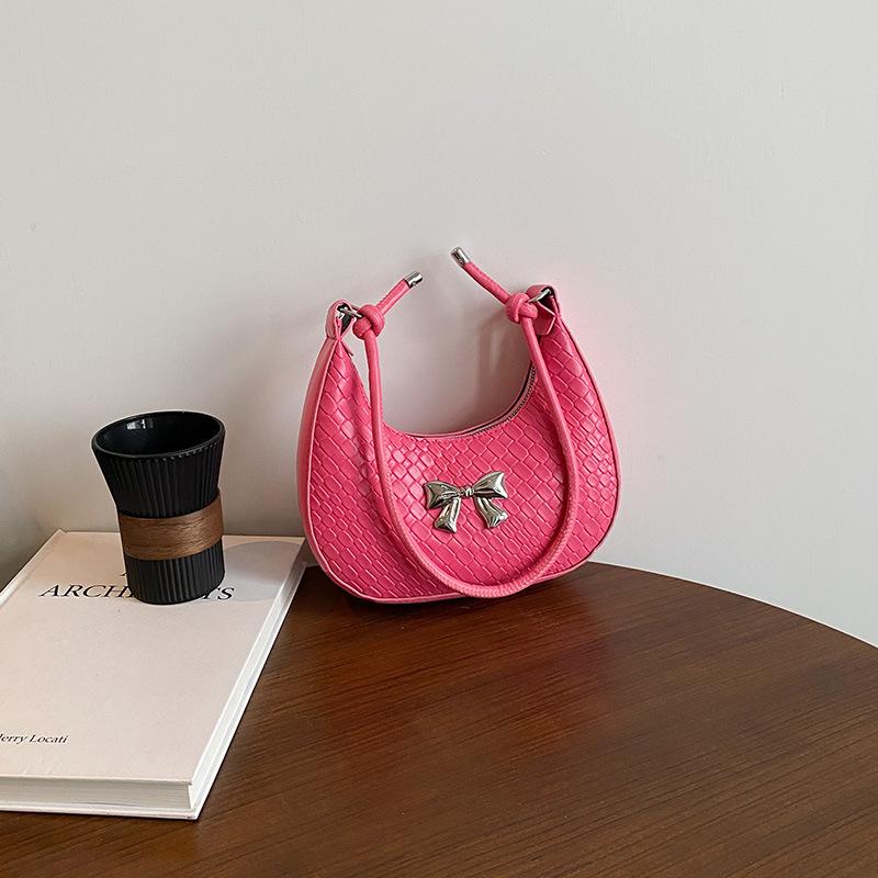 

French niche design single shoulder underarm bag women s 2025 new trendy handbag foreign personality fashionable small square bag