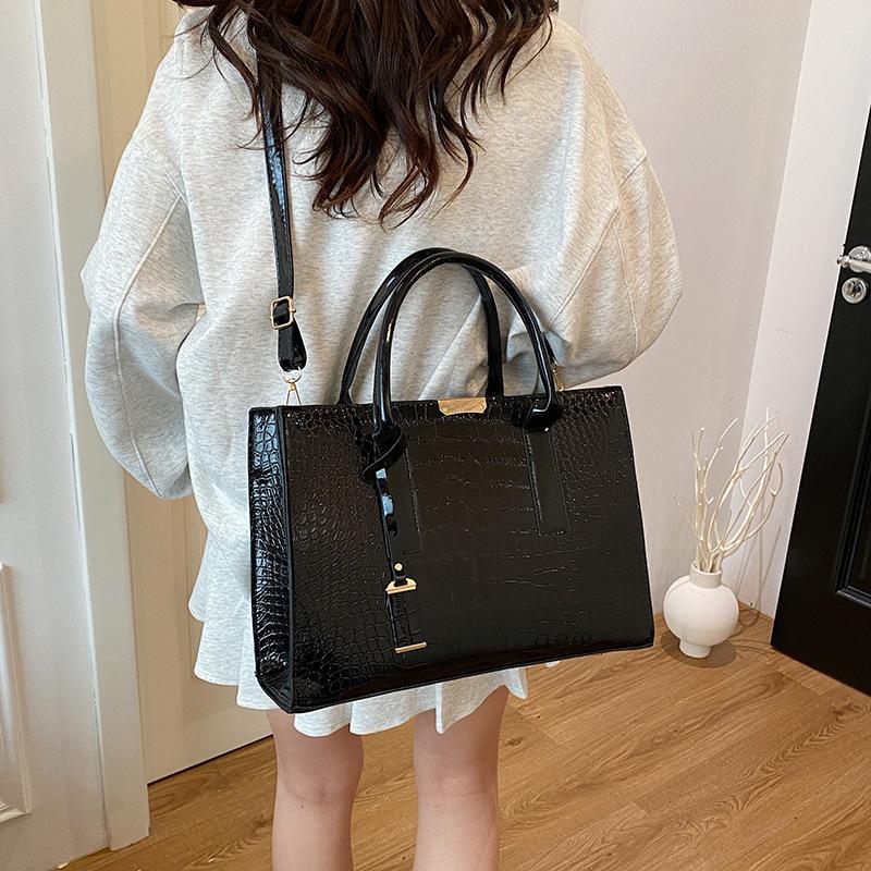 Women's Crocodile Pattern PU Leather Handbag Large Capacity Shoulder Crossbody Bag Winter Fashion Accessory
