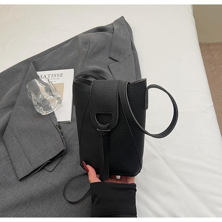 Niche design texture women 2025 new fashion versatile retro shoulder messenger bag high sense