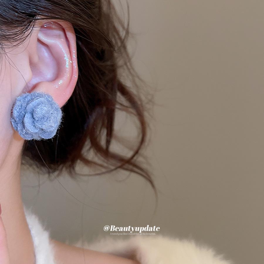 Silver Needle Wool Flower Stud Earrings - Bohemian High-End Fashion for Autumn/Winter