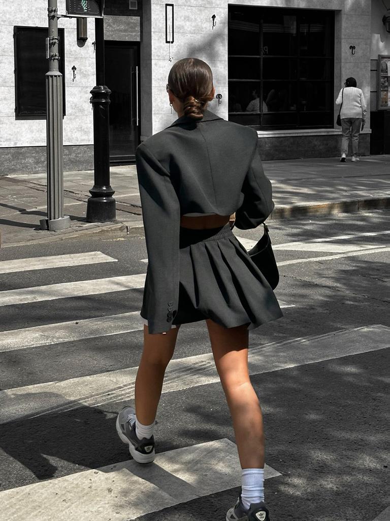 Zweiteiliges Anzugset - Outfit mit kurzem Rock und Blazer