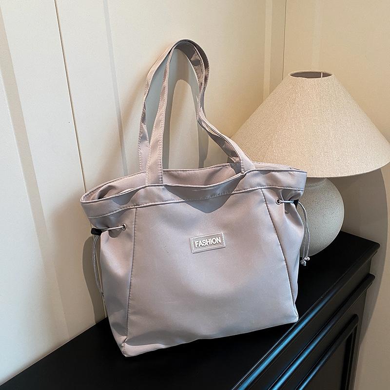 

Lightweight large-capacity bag, women s 2025 new schoolbag, female college students commuting to class, shoulder bag, handbag