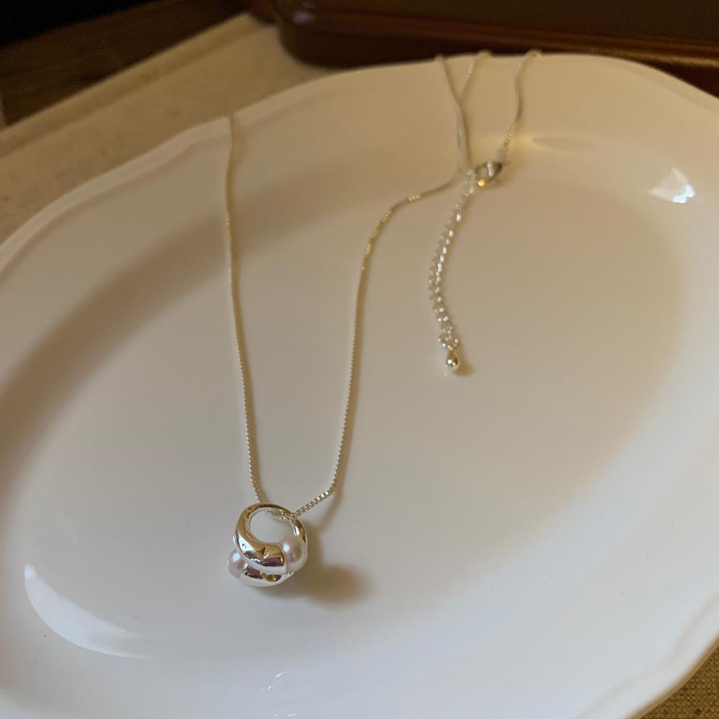 Hollow pearl pendant necklace simple temperament collarbone chain versatile high-end fashion jewelry