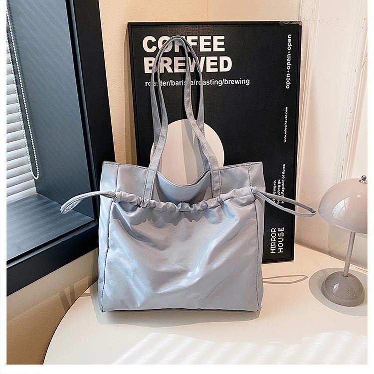 Contemporary Versatile Tote Bag For Casual Outfits With Spacious Design And Sleek Zipper Closure