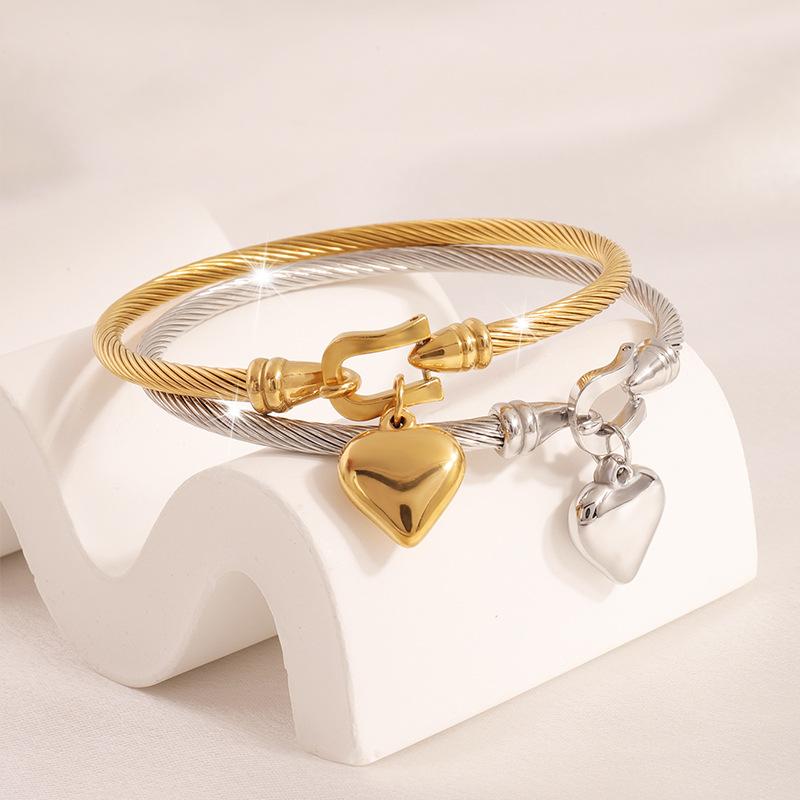 Women Non Fading Electroplated Stainless Steel Jewelry Titanium Steel Bracelet Exquisite Horseshoe Hook Heart Shaped Bracelet