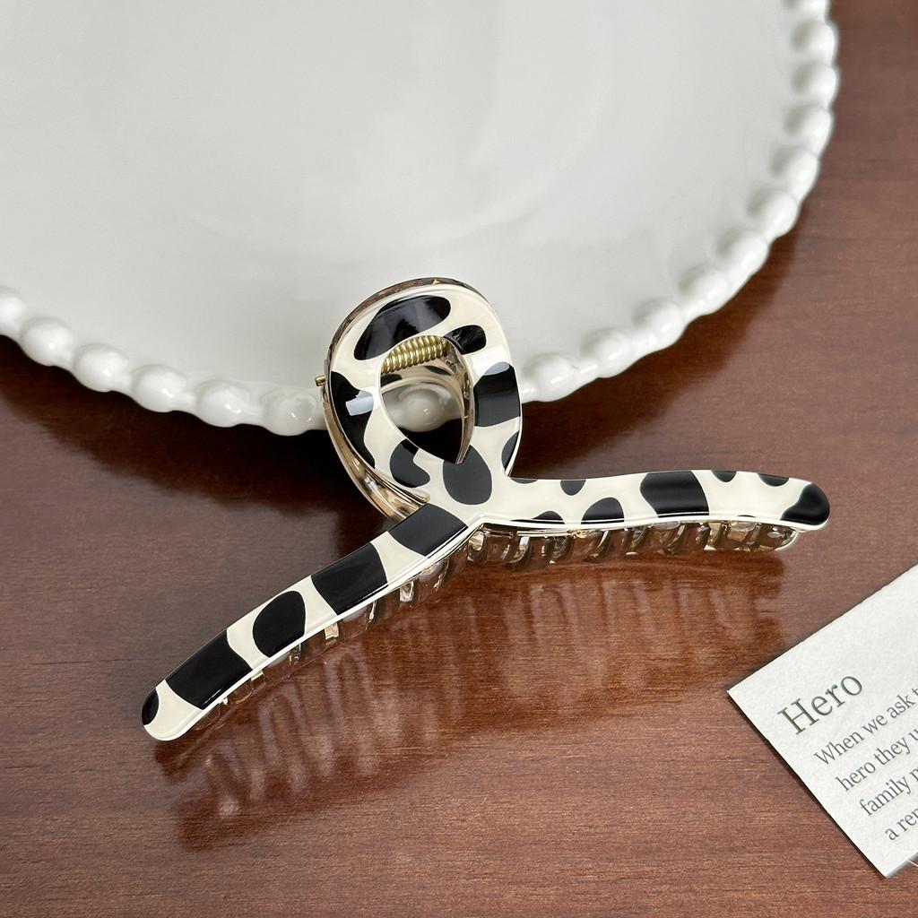 Large Retro Cow Print Hair Claw Clip Elegant Design Ideal For Trendy Hairstyles Womens