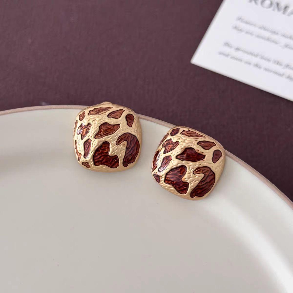 

Сучасні ретро золоті квадратні сережки-пусети: Унікальний, Жіночний Дизайн