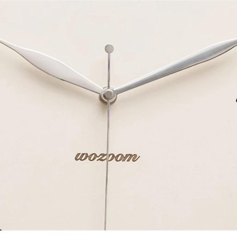Dekorative Wanduhr für den Esstisch. Wohnzimmerhotel. Moderne stille Wanduhr. Einfache Holz-Wohnungsdekoration. Wanduhr.