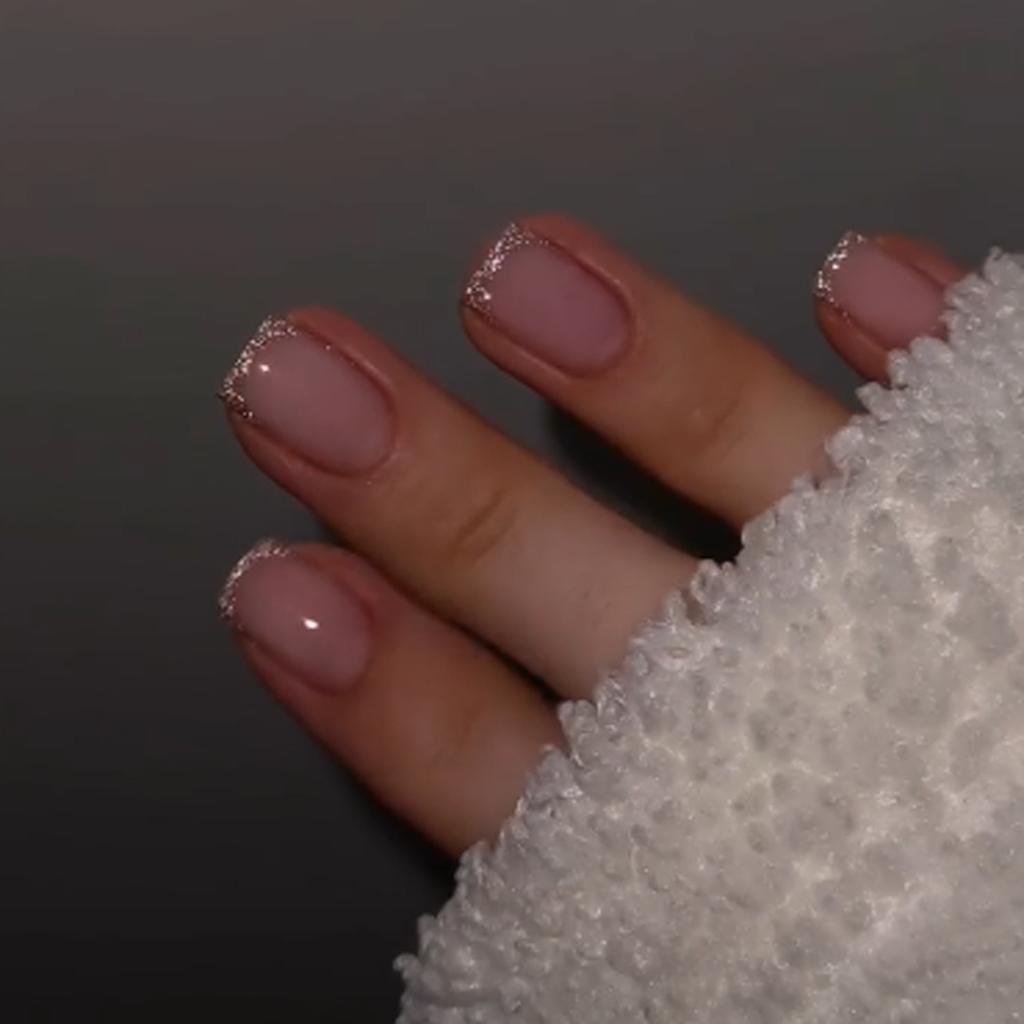 Uñas postizas de gelatina rosa nude con purpurina plateada estilo francés, cuadradas cortas, muy vendidas