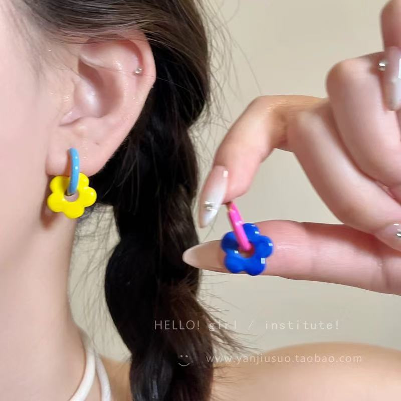 Simple and Retro Mint Manbo Small Fish-shaped Button Earrings, Creating A Cool and Fashionable, Unique and Versatile Style of Earrings.
