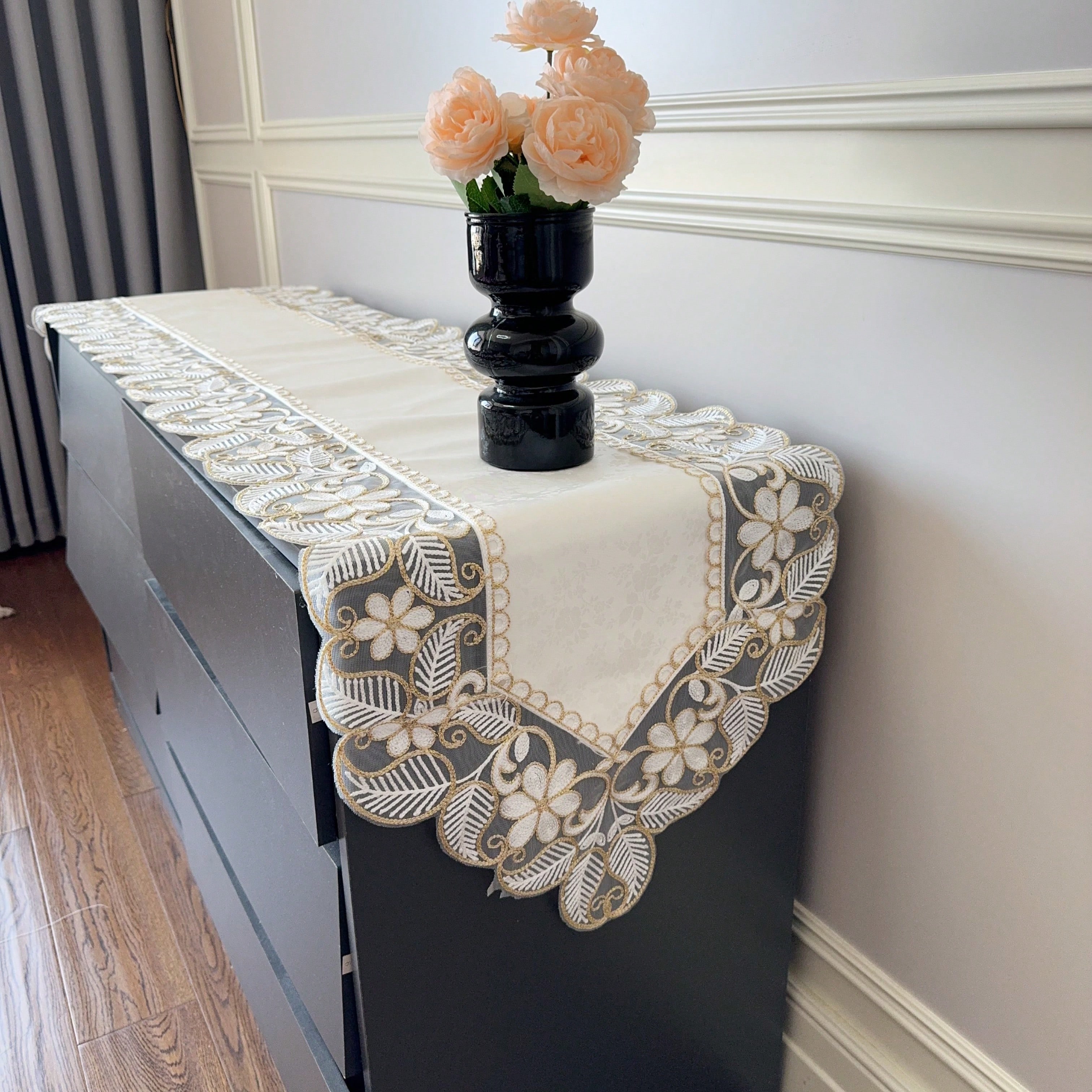Fabriquée en polyester de première qualité, cette nappe présente un tissage jacquard fin, des broderies florales et des découpes ajourées.. Il est résistant à la chaleur et à la poussière. 40x200cm