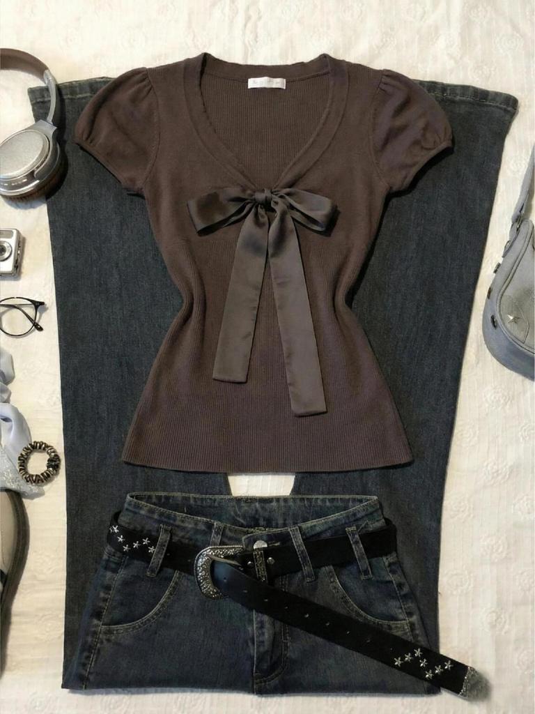 Korean-Style Brown Bow V-Neck Vintage Slimming T-Shirt, Retro Y2K Hot Girl Short-Sleeved Design