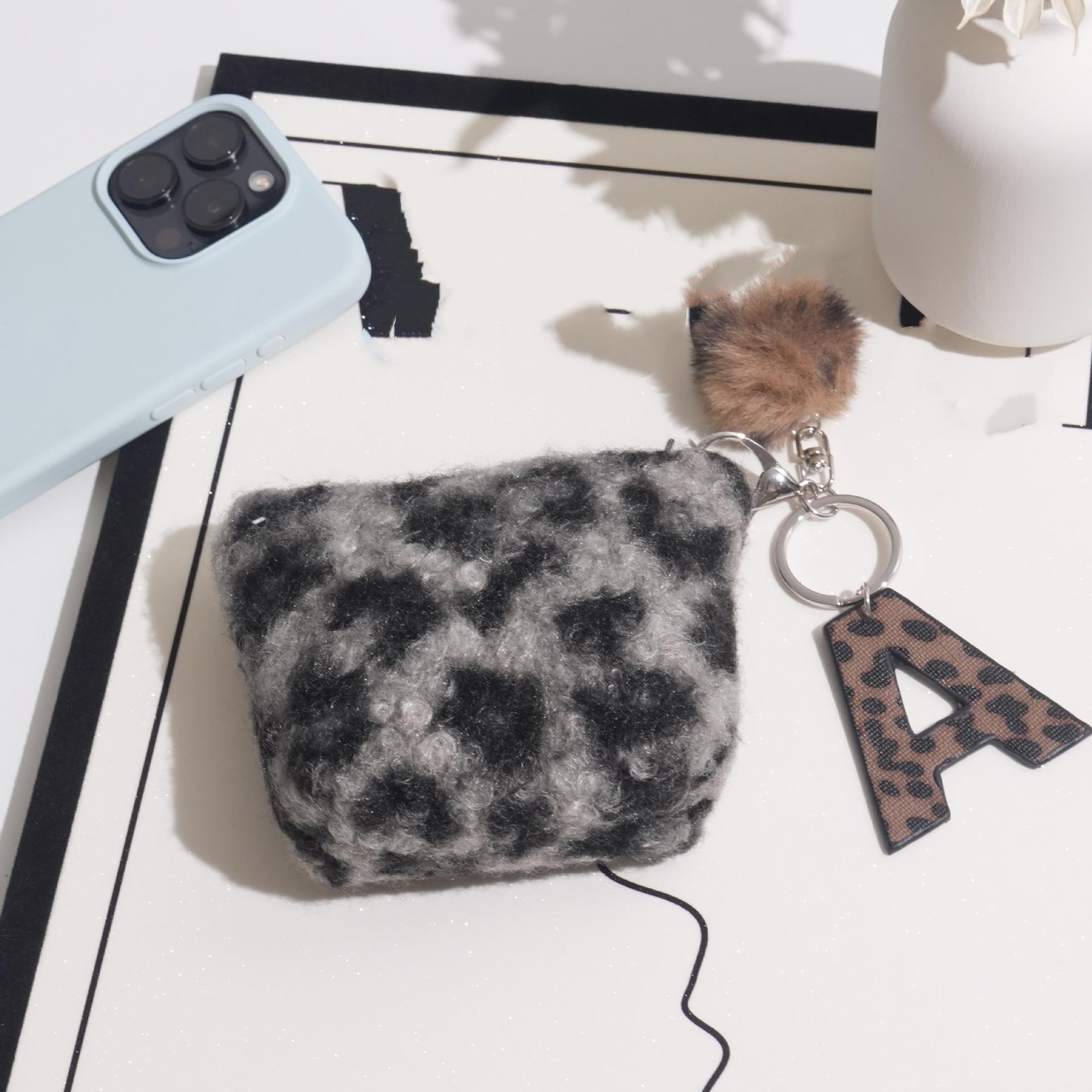 

Милий дівочий гаманець для монет з леопардовим принтом Новий модний мішечок для грошей, навушників, монет, ключів Креативний плюшевий брелок з літерою-підвіскою