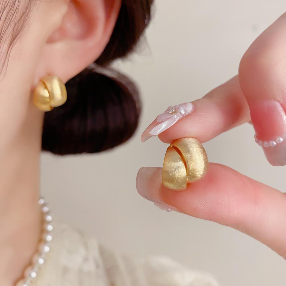Women's Simple Versatile Niche Fashion Light Luxury Round Earrings