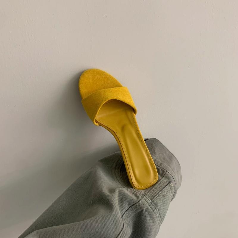 Walking dopamine! White lemon yellow open-toed slope heel 2025 summer new one-word drag low-heeled commuter sandals