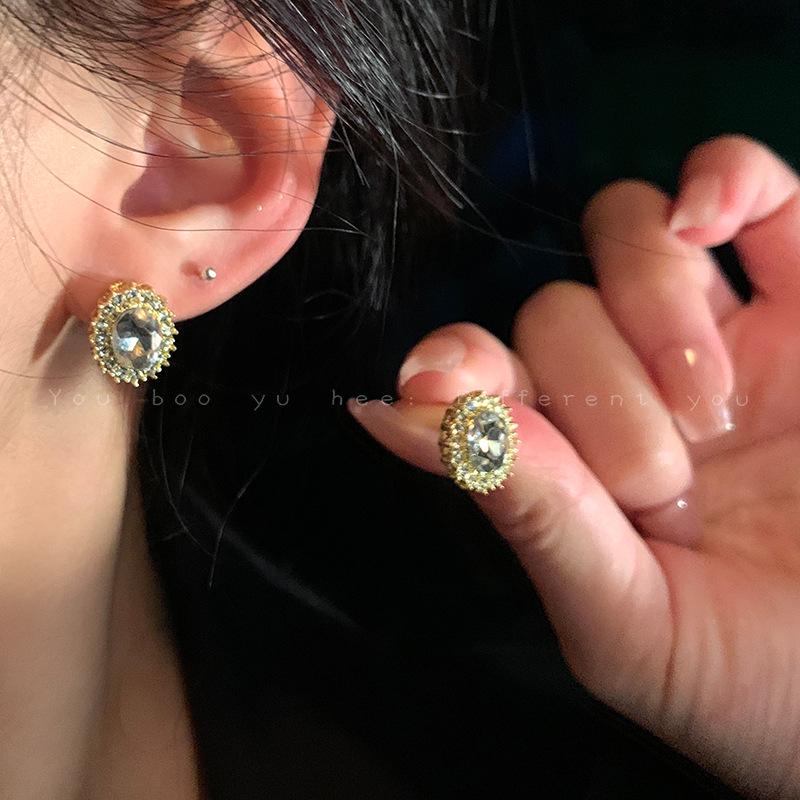 Earring Bestseller Collection 2025: High-End Studs with Elegant Design