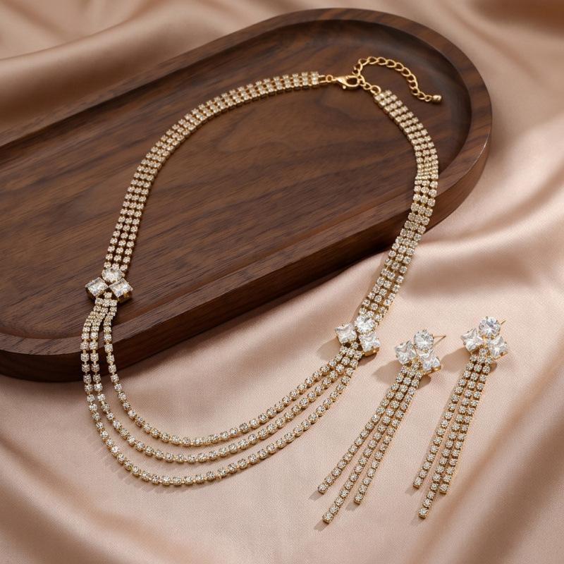 European and American fashion multi-layer claw chain hollow flower necklace, high-end sparkling diamond collarbone chain, light luxury versatile