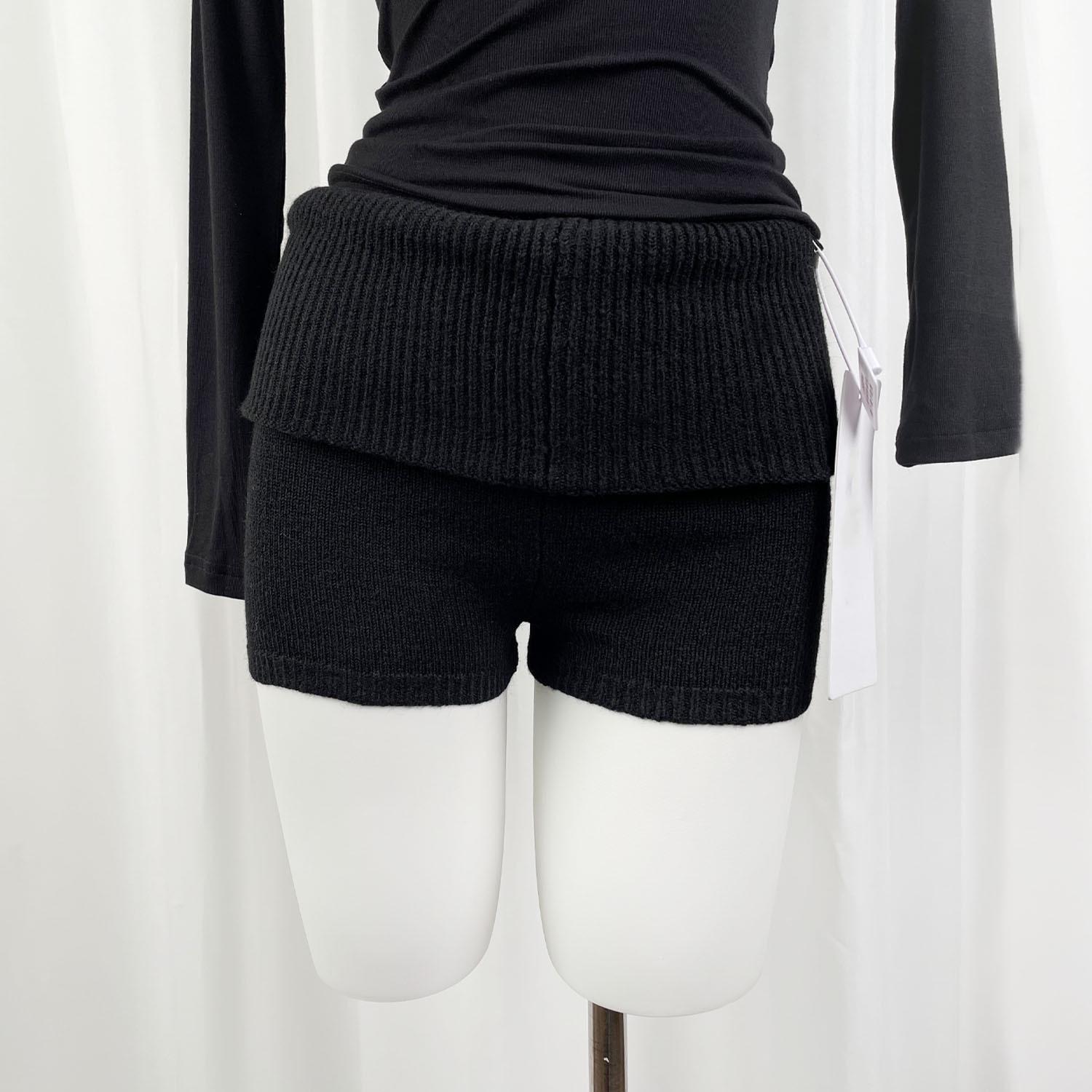 

Available American Spicy Girl Velour Knit Slimming Shorts - High-End Casual for Autumn/Winter. Medium
