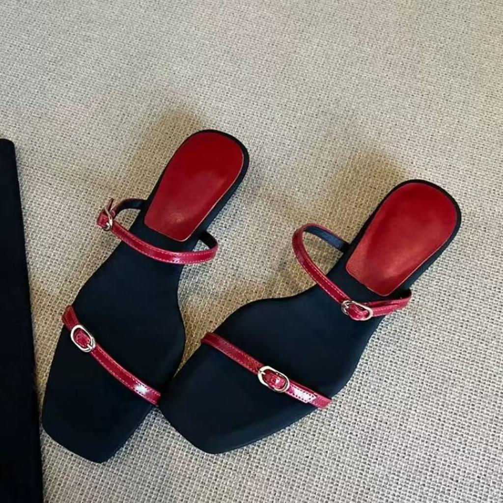 Design New Roman Flip-flops Women Summer Wear Square Toe Square Heel Open Toe Metal Buckle with Soft Sole Sandals