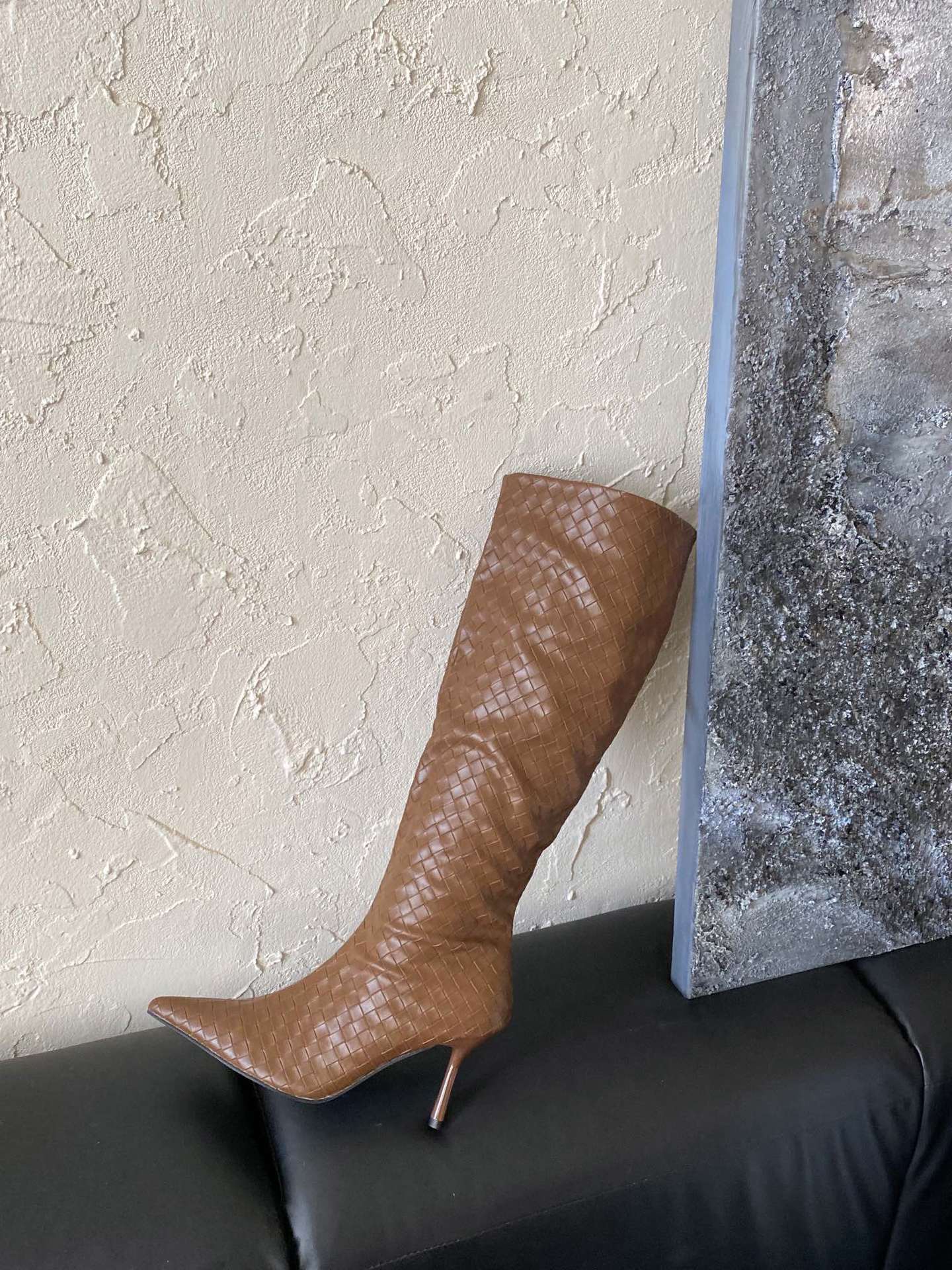 

2025 European and American style woven surface pointed head thin temperament high heel boots 39 темно-коричневого