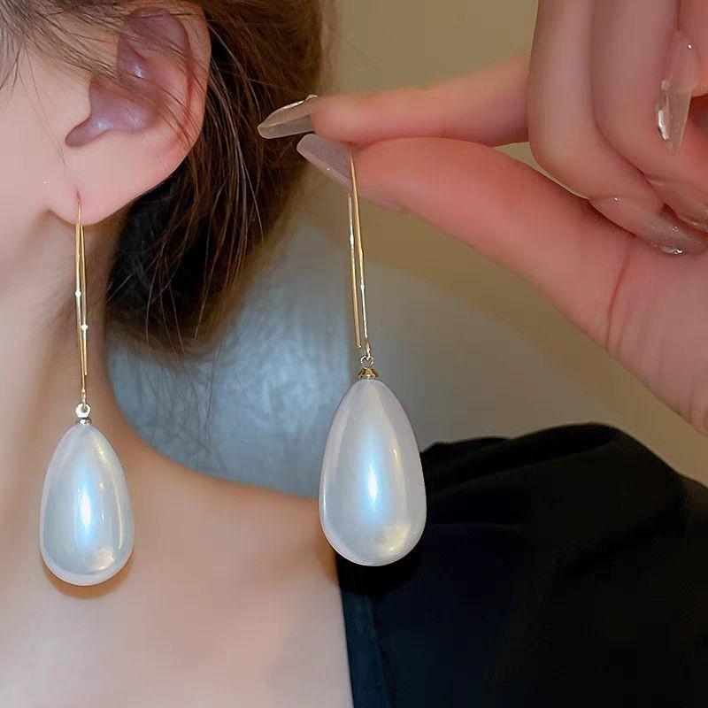 Exquisite Pearl Dangle Earrings 2023: Unique, High-End Design for Women