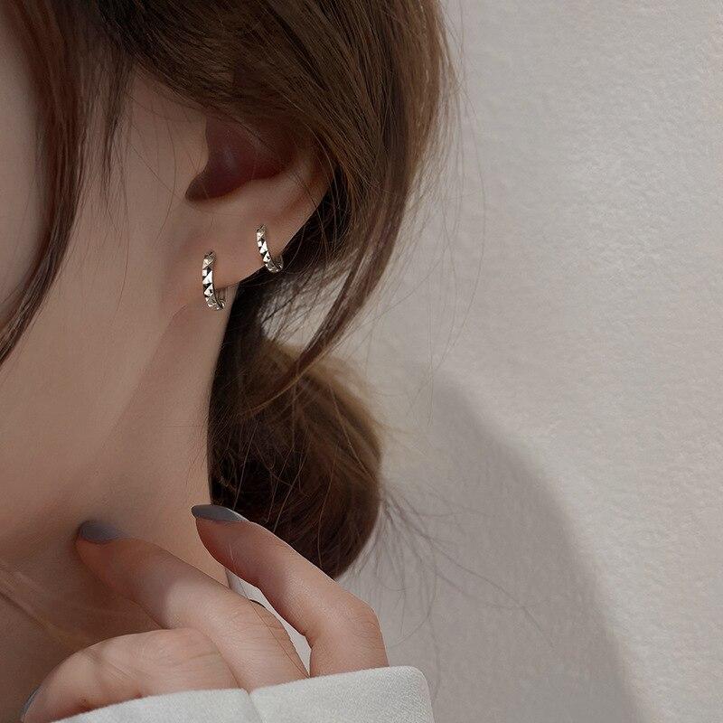 ANENJERY Geometric Chevron Hoop Earrings for Women Men Simple Fashion Circle Ear Buckle Huggies Trendy Jewelry Pendientes Mujer