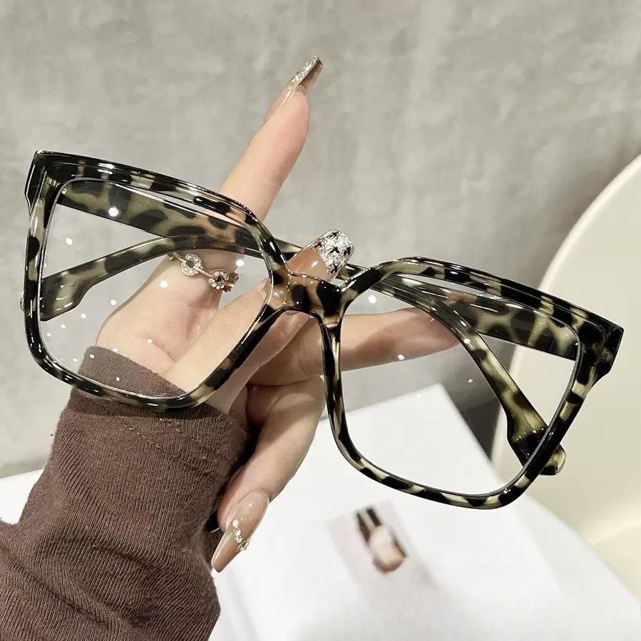 

Fashionable Glasses for Both and Square Glasses Suitable for Clothing Matching Playing with Computers