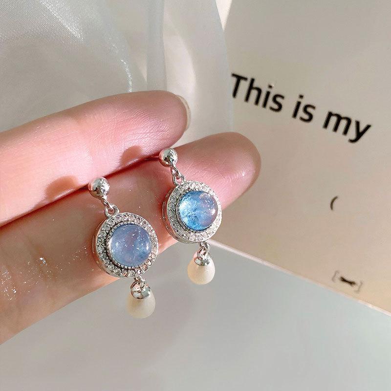 Perlenohrringe sind wunderschöne, märchenhafte Damenohrringe für jeden Tag, schlicht, leicht, luxuriös, High-End-Gefühl, cool