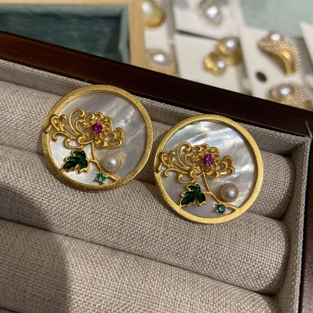 Round White Sea Shell Relief Flower Stud Earrings, Retro Classic Court Style Vintage Copper Plated With Sand Gold New Chinese Style